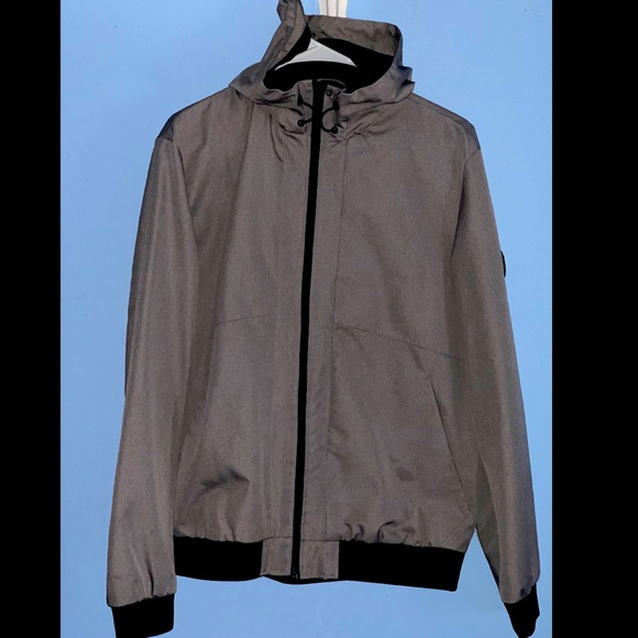 Jack & Jones Core Bionic
showerproof hooded jacket in gray
Colour: Light gray - Picture 1 of 2